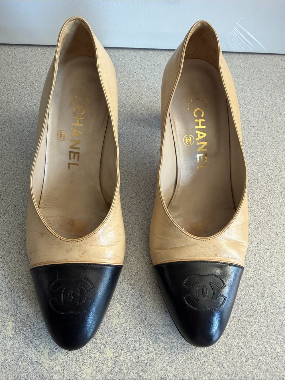 Vintage CHANEL Beige Leather Black Cap Toe Pumps CC Logo EU 35 US 5 Authentic
